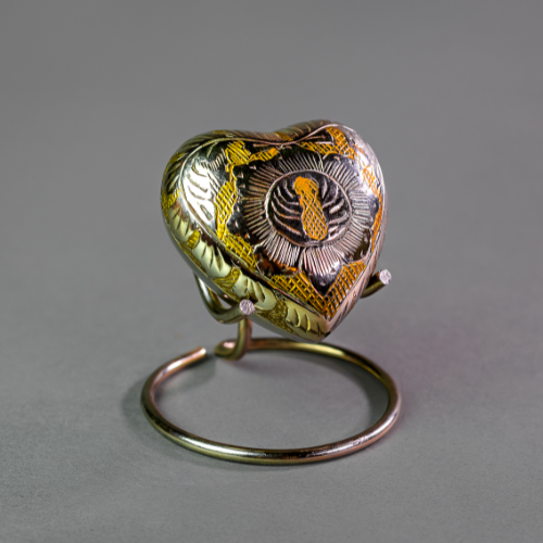 CORAZÓN CON DETALLES AMARILLOS Y PLATA GRABADOS